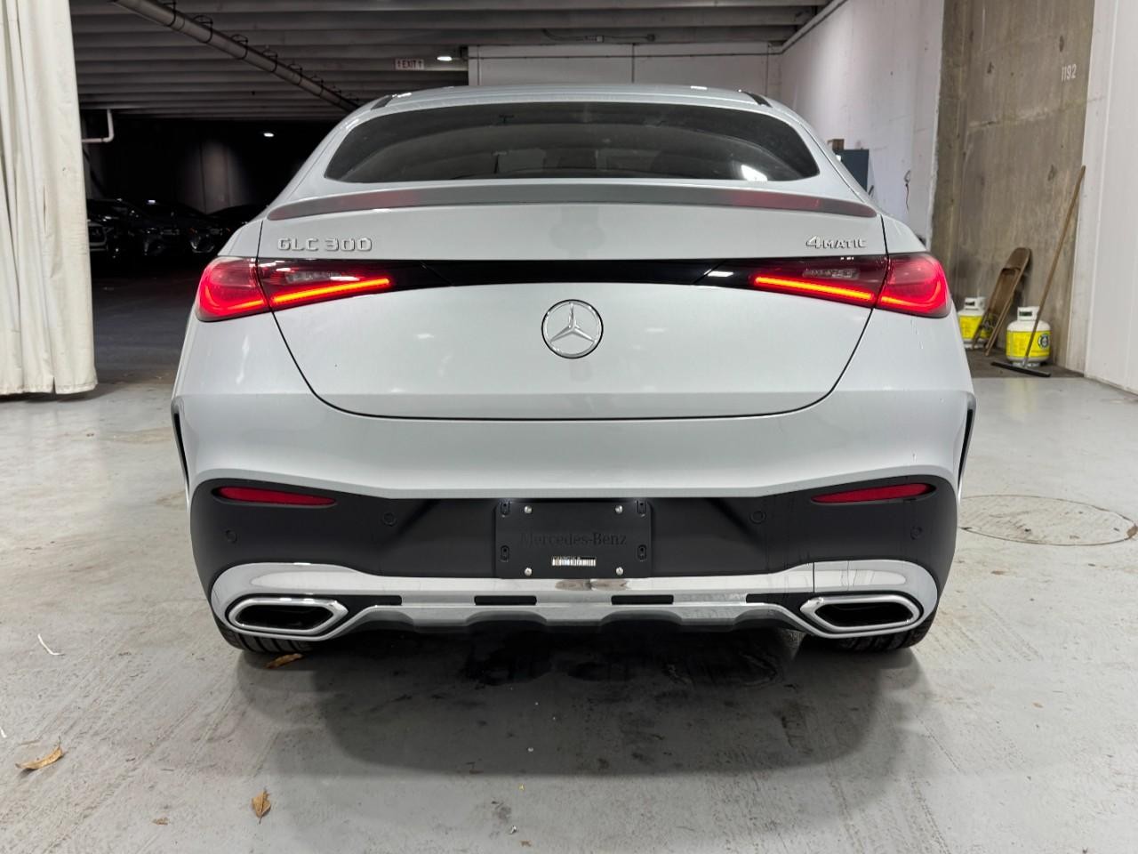 Mercedes-Benz GLC Vehicle Full-screen Gallery Image 9