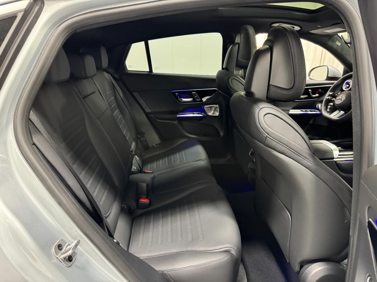 Mercedes-Benz GLC Vehicle Full-screen Gallery Image 10