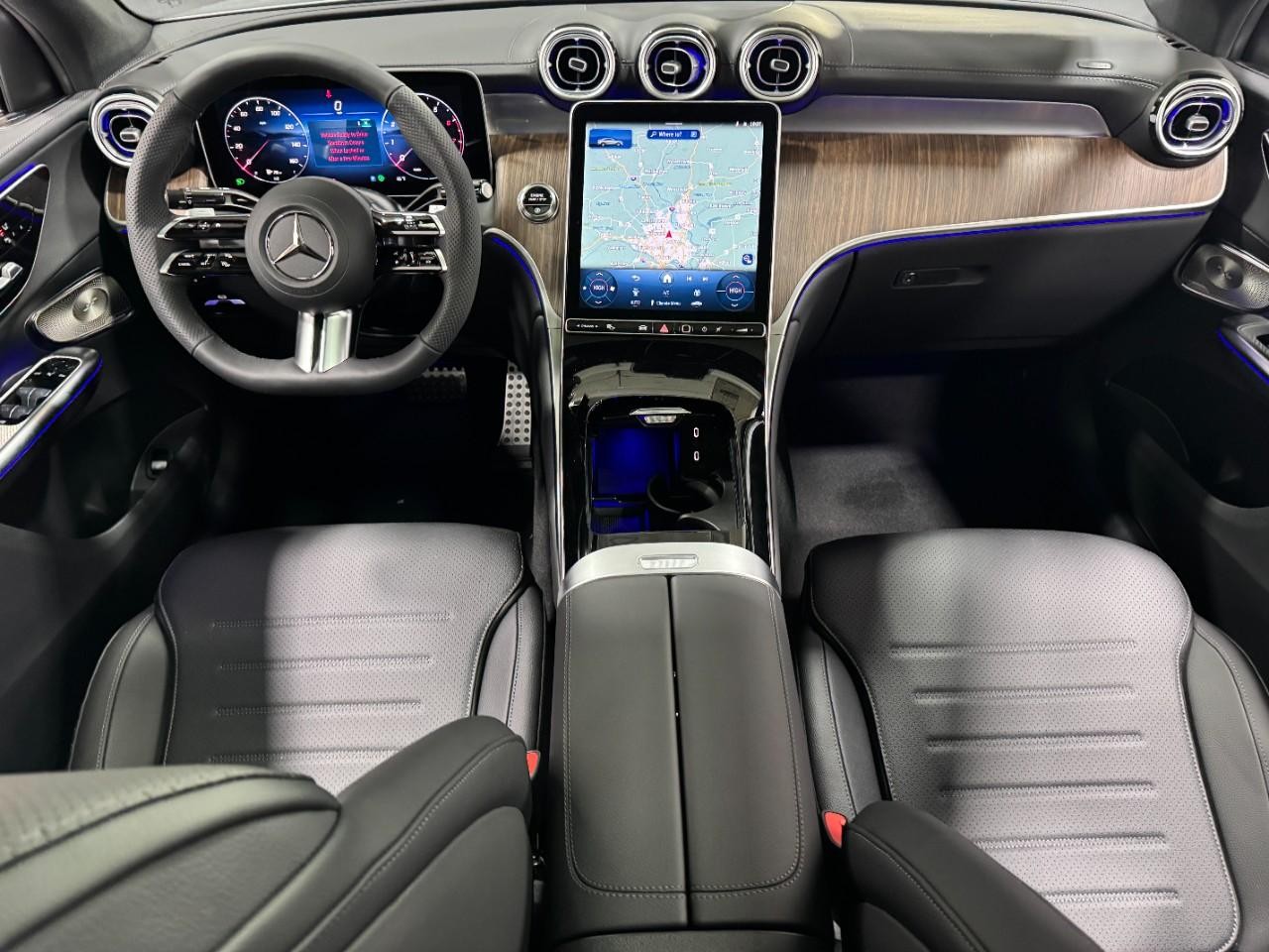 Mercedes-Benz GLC Vehicle Full-screen Gallery Image 12