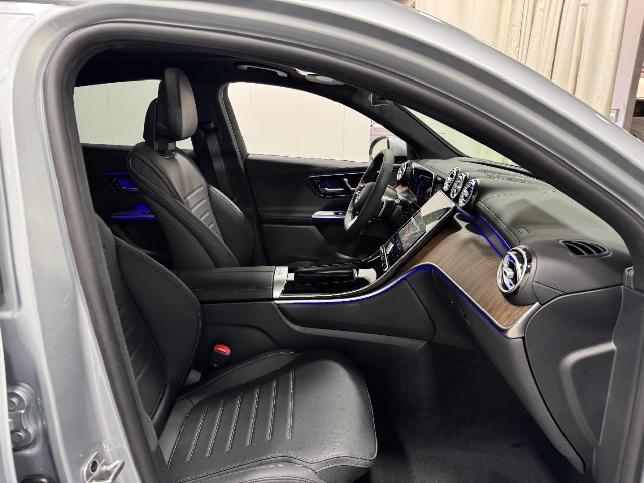 Mercedes-Benz GLC Vehicle Full-screen Gallery Image 16