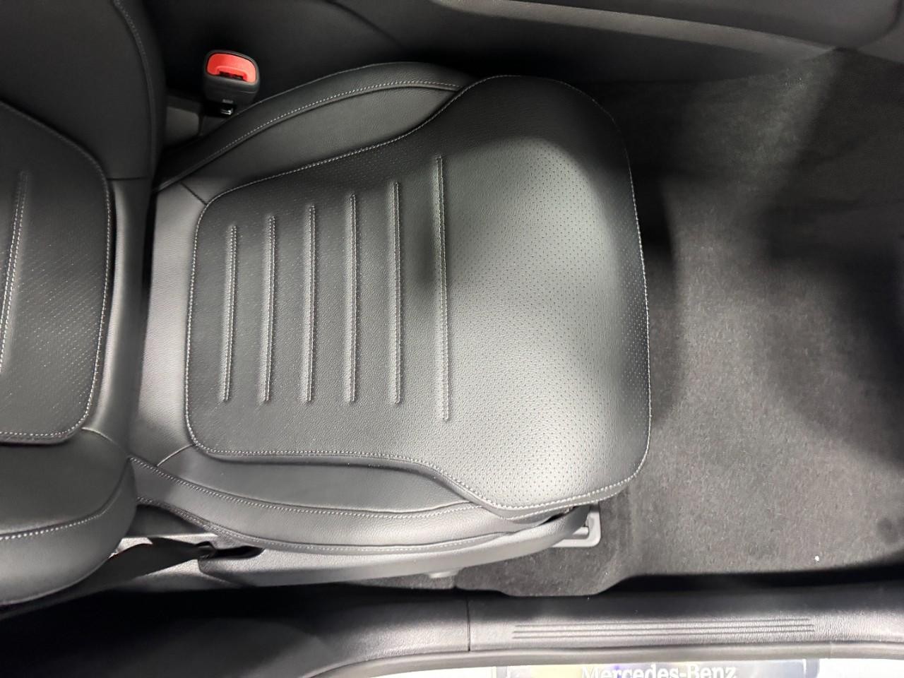 Mercedes-Benz GLC Vehicle Full-screen Gallery Image 17