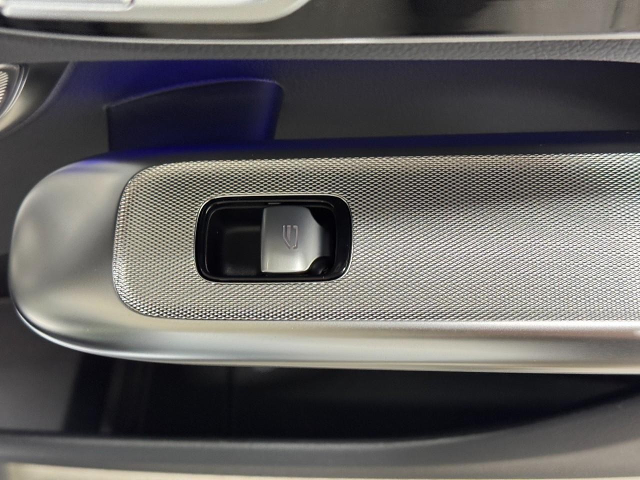 Mercedes-Benz GLC Vehicle Full-screen Gallery Image 21