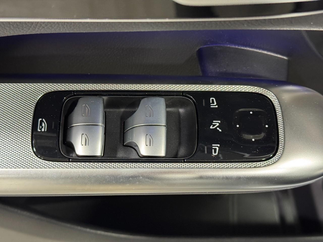 Mercedes-Benz GLC Vehicle Full-screen Gallery Image 24