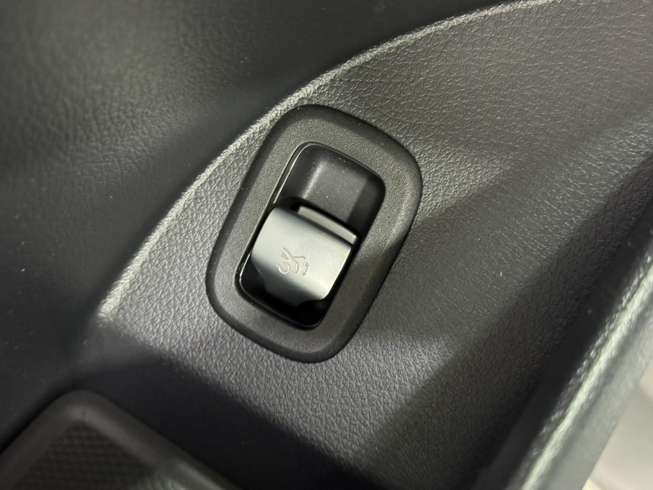 Mercedes-Benz GLC Vehicle Full-screen Gallery Image 26