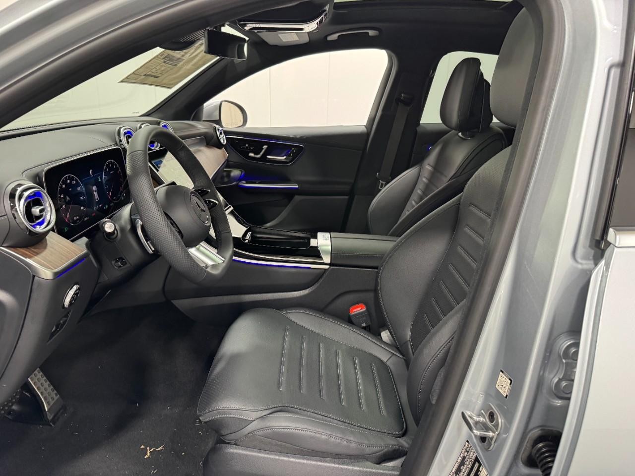 Mercedes-Benz GLC Vehicle Full-screen Gallery Image 27