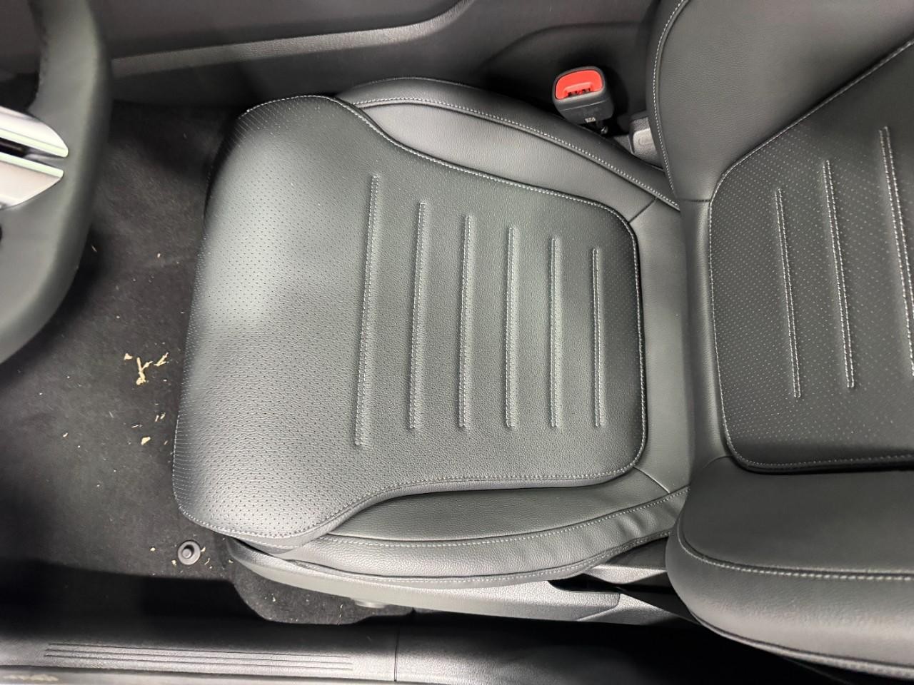 Mercedes-Benz GLC Vehicle Full-screen Gallery Image 28