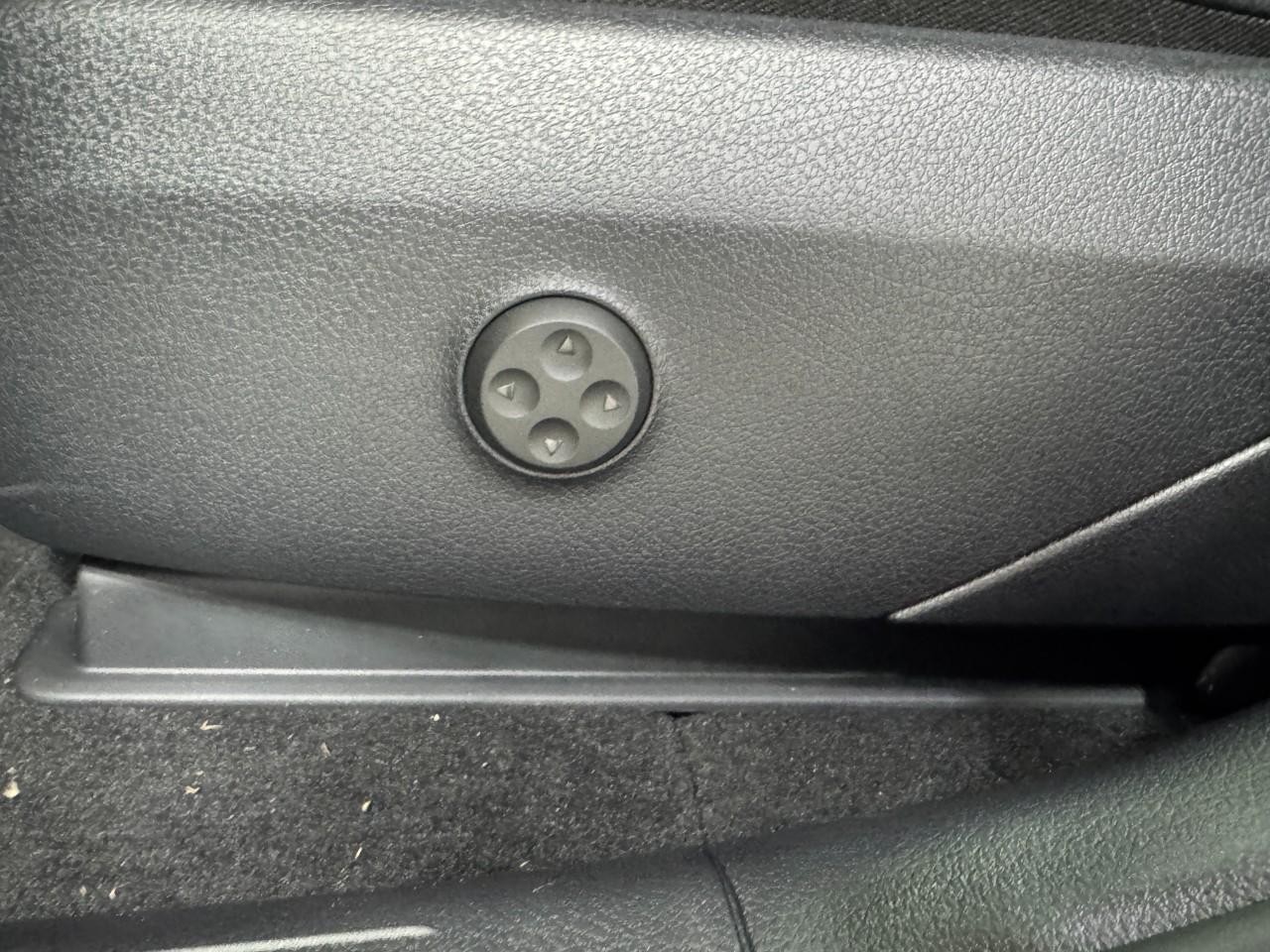 Mercedes-Benz GLC Vehicle Full-screen Gallery Image 29