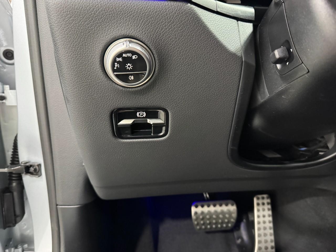 Mercedes-Benz GLC Vehicle Full-screen Gallery Image 30