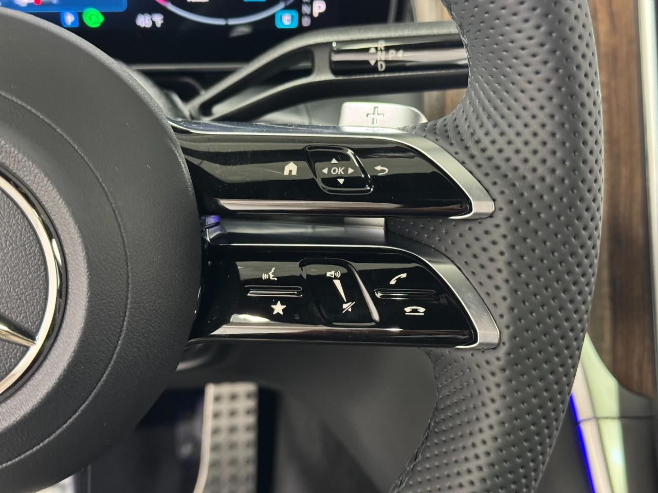 Mercedes-Benz GLC Vehicle Full-screen Gallery Image 31