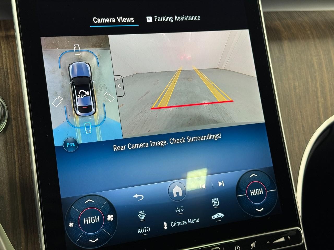 Mercedes-Benz GLC Vehicle Full-screen Gallery Image 34