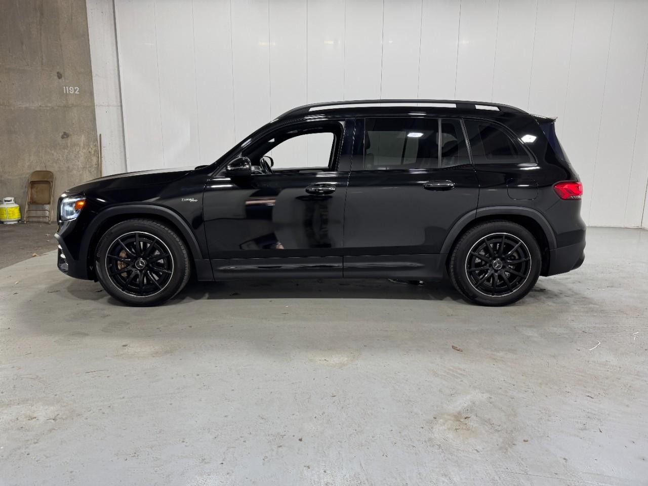 Mercedes-Benz GLB Vehicle Full-screen Gallery Image 2