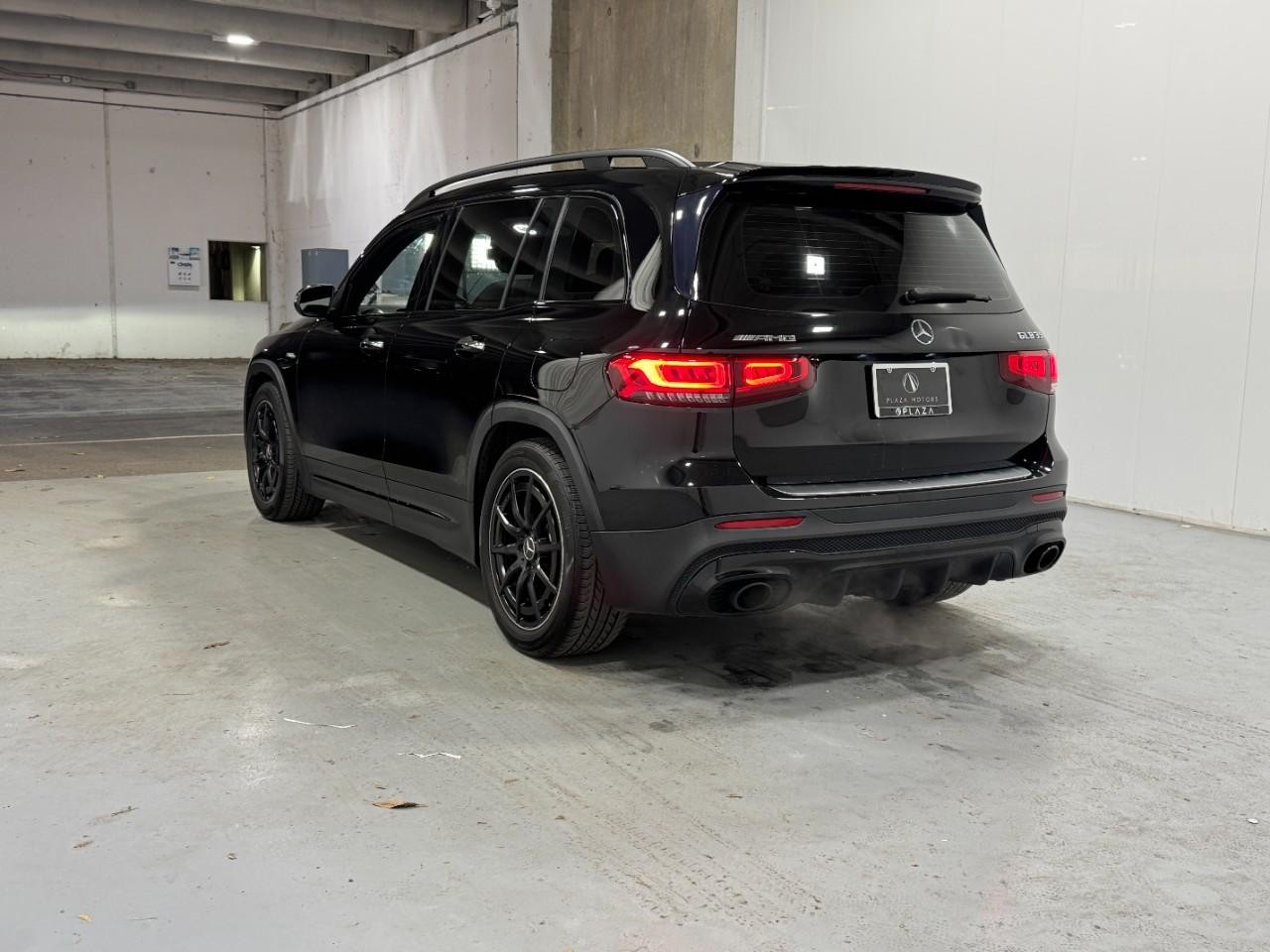 Mercedes-Benz GLB Vehicle Full-screen Gallery Image 3