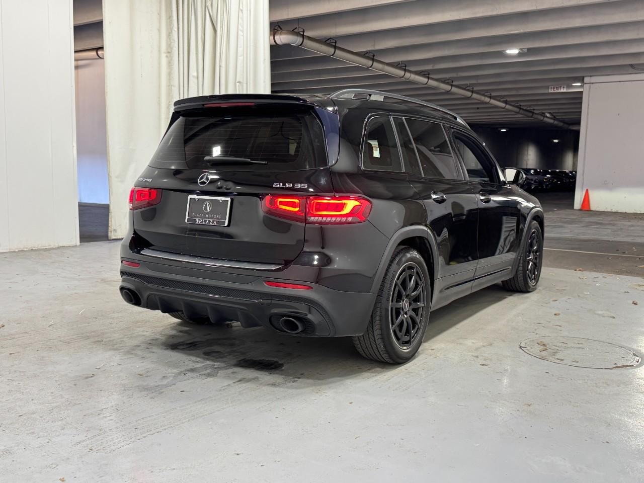 Mercedes-Benz GLB Vehicle Full-screen Gallery Image 4