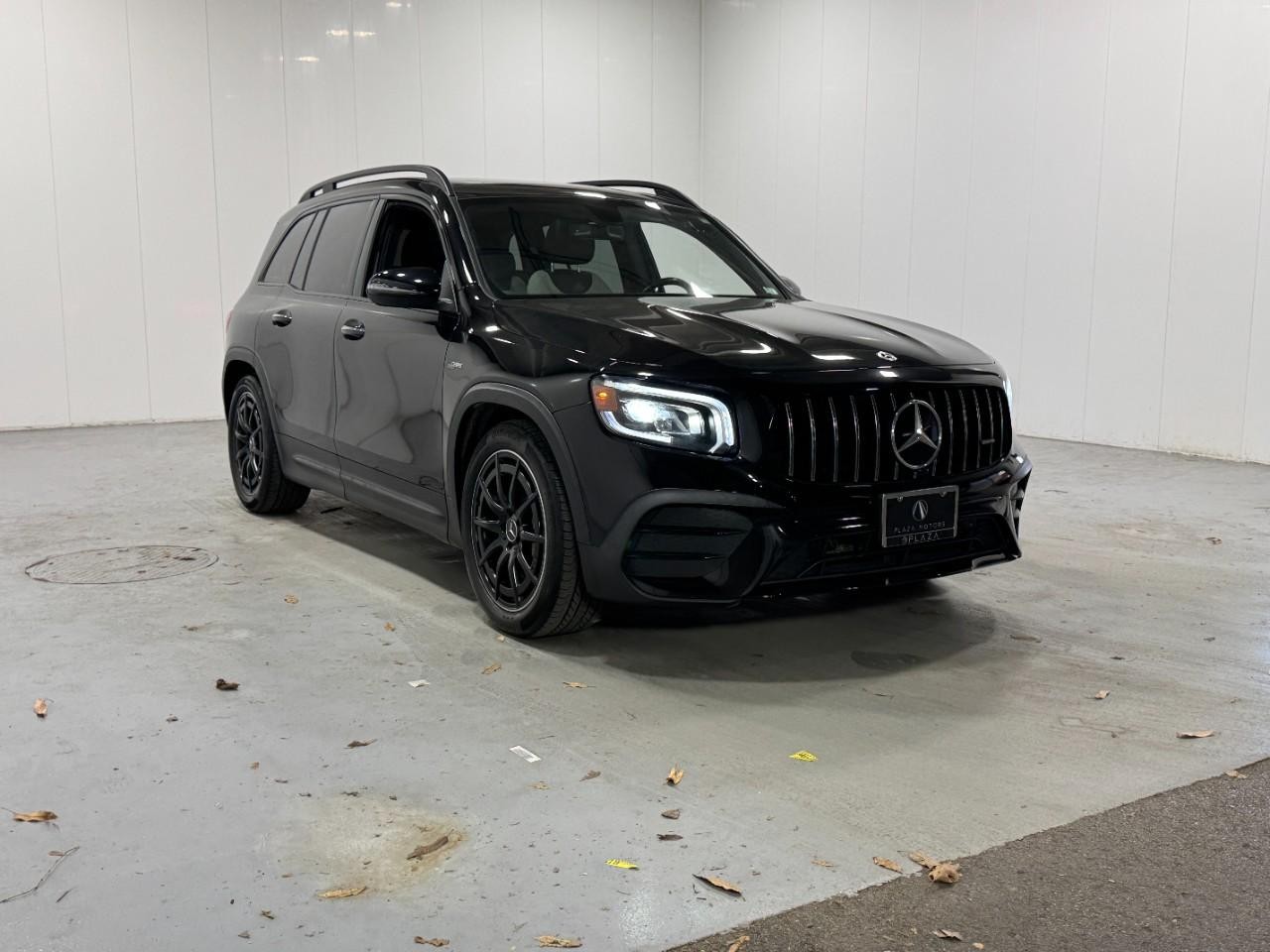 Mercedes-Benz GLB Vehicle Full-screen Gallery Image 6