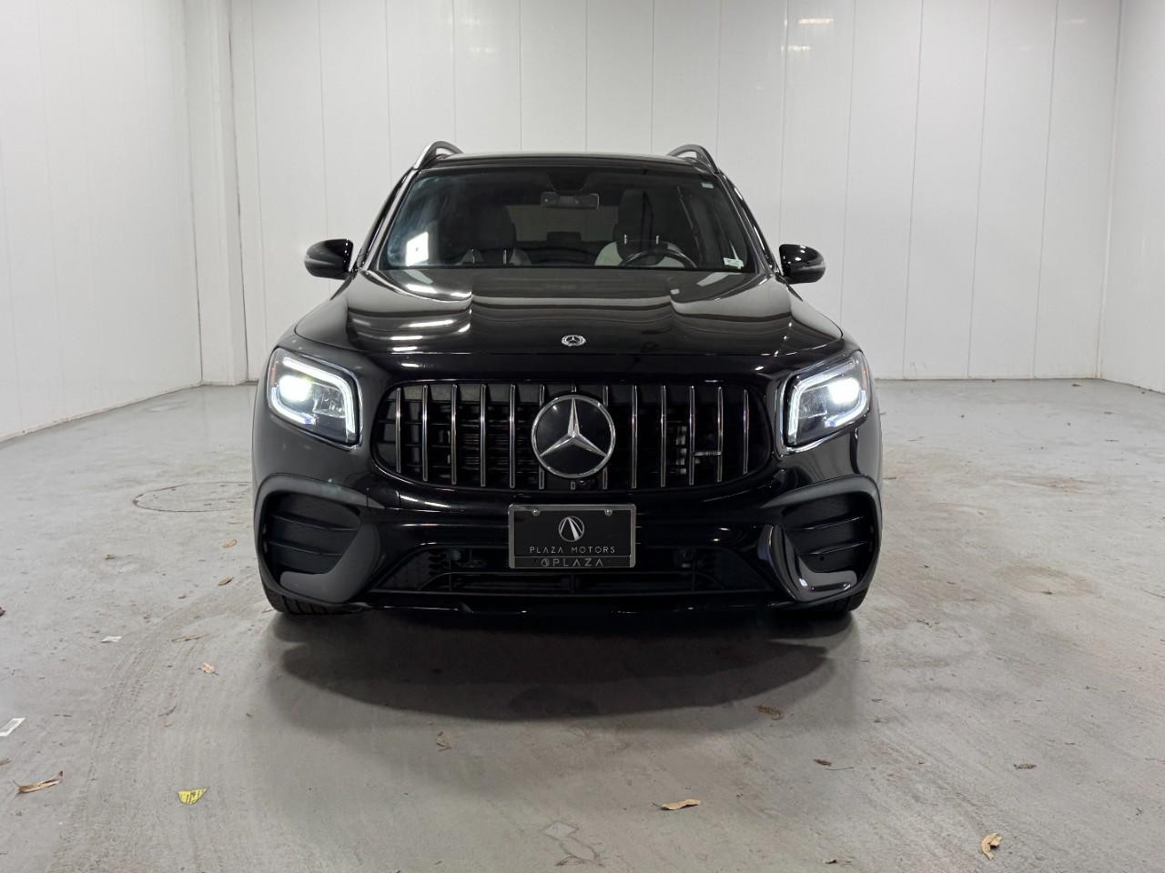 Mercedes-Benz GLB Vehicle Full-screen Gallery Image 7