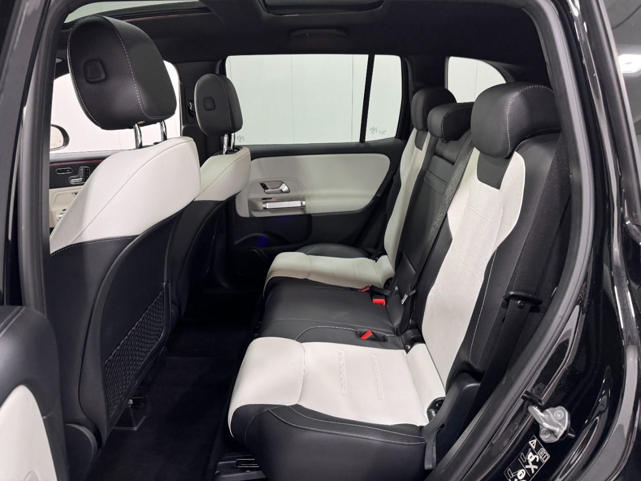 Mercedes-Benz GLB Vehicle Full-screen Gallery Image 8