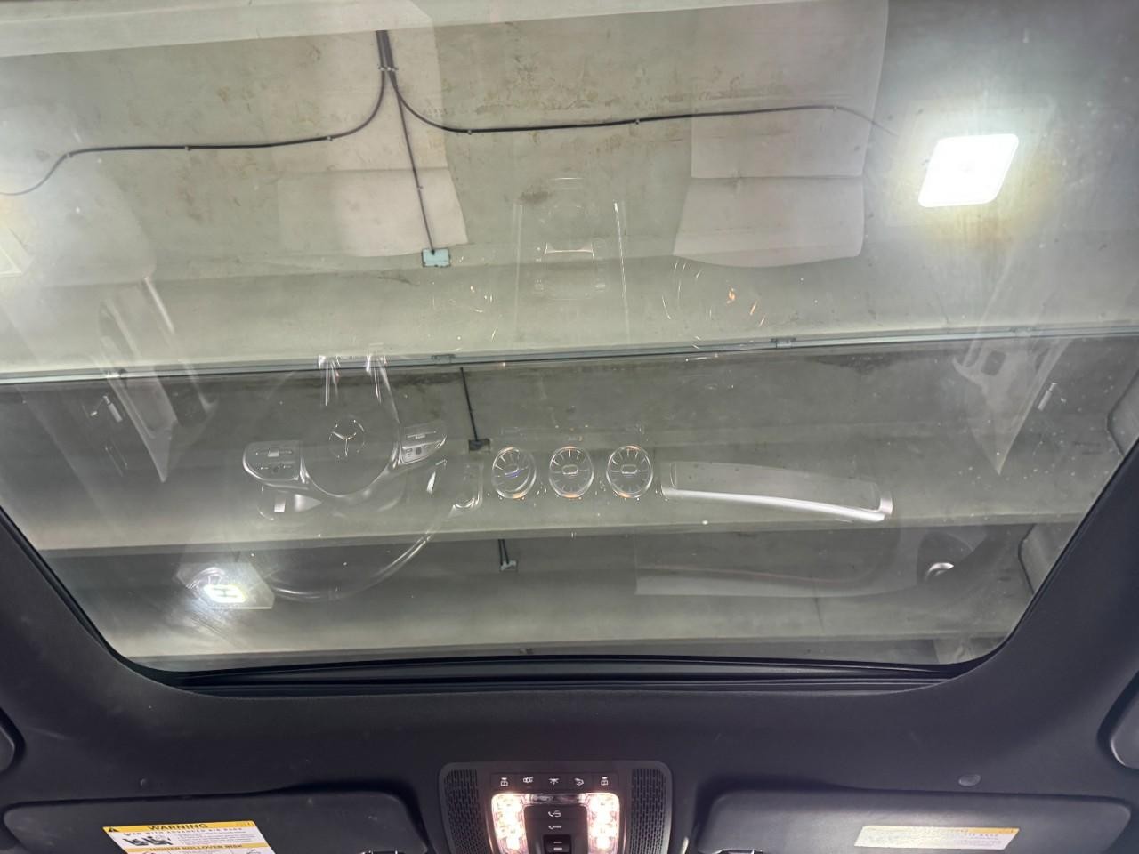 Mercedes-Benz GLB Vehicle Full-screen Gallery Image 11