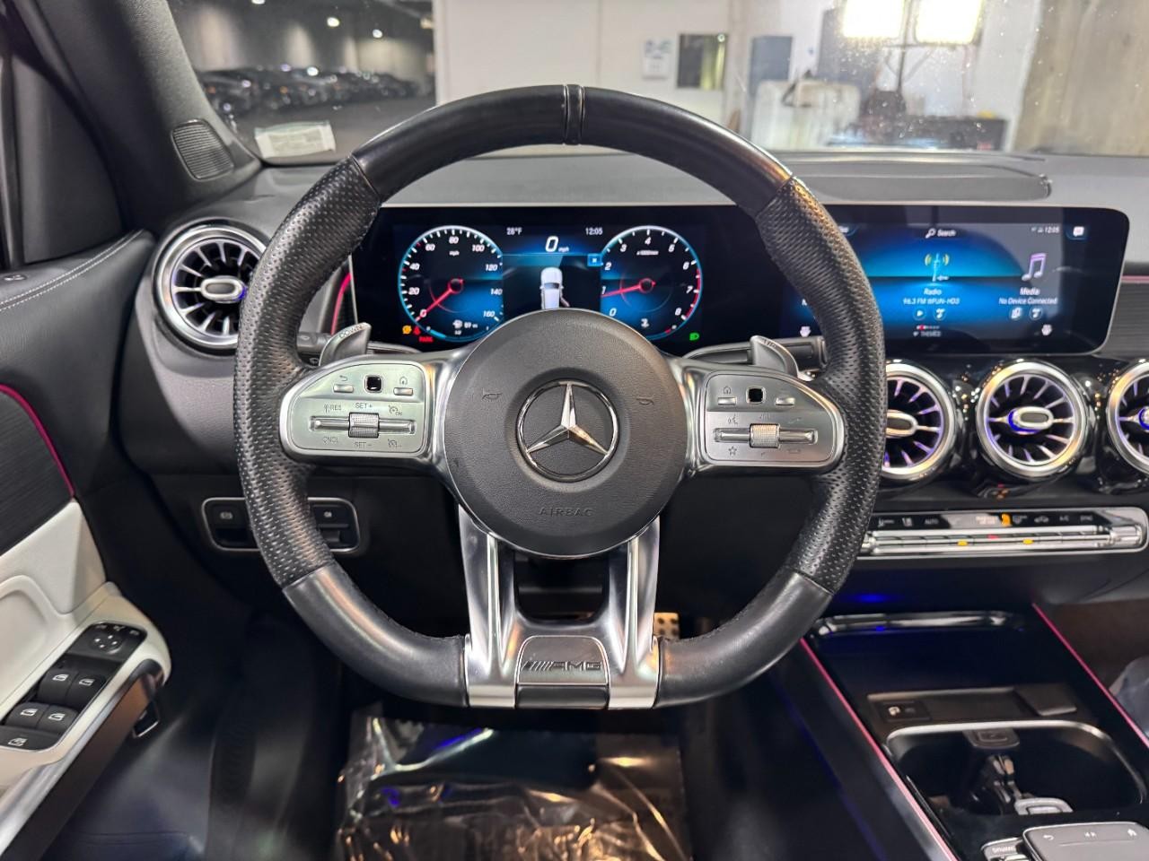 Mercedes-Benz GLB Vehicle Full-screen Gallery Image 13