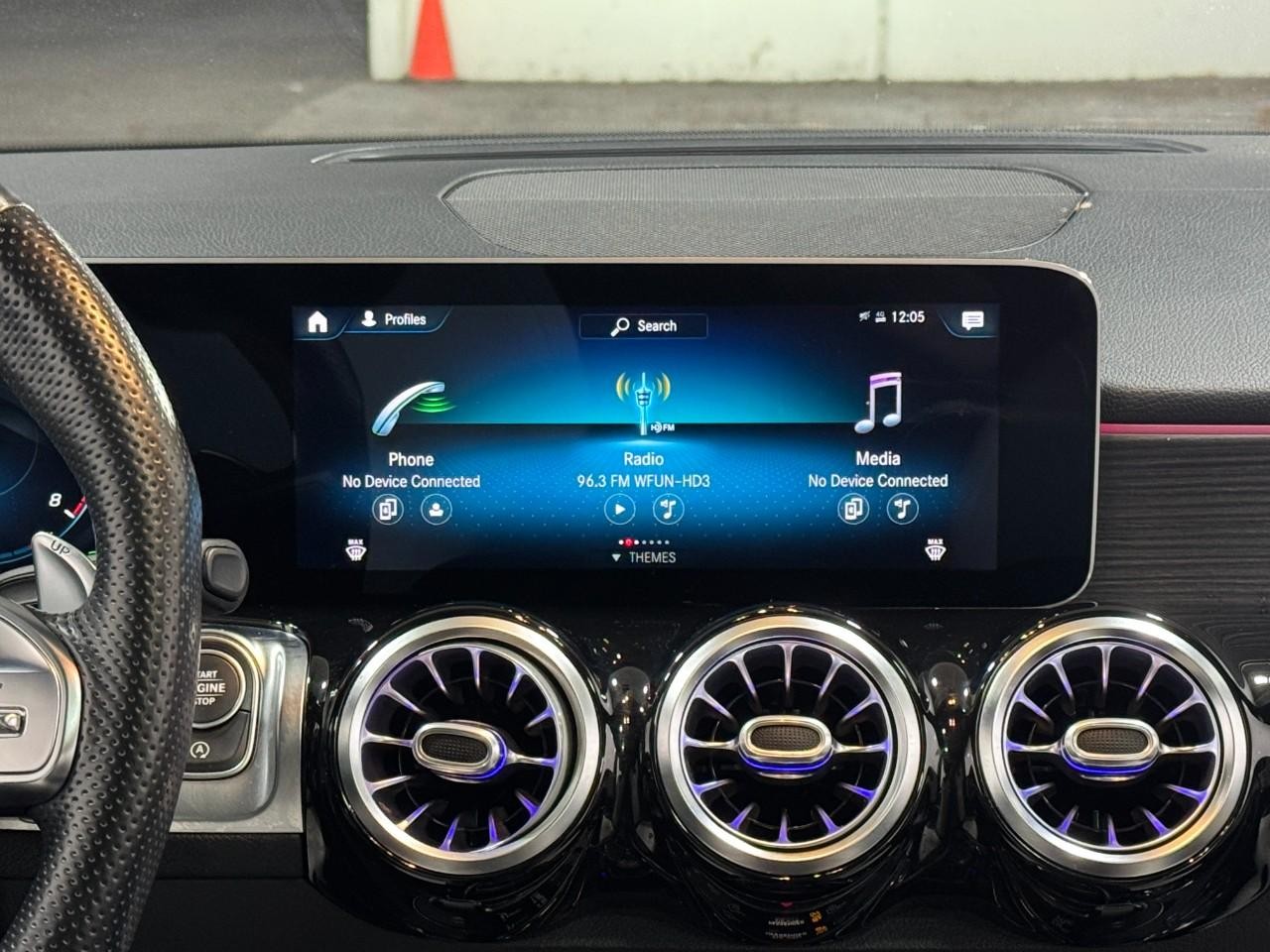 Mercedes-Benz GLB Vehicle Full-screen Gallery Image 14