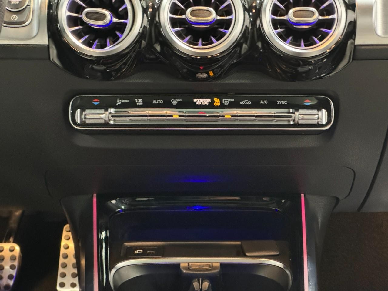 Mercedes-Benz GLB Vehicle Full-screen Gallery Image 15