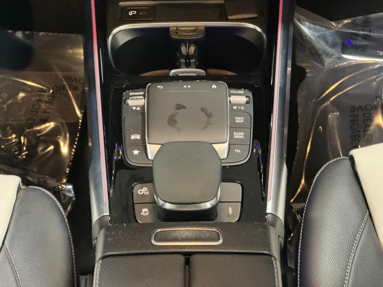 Mercedes-Benz GLB Vehicle Full-screen Gallery Image 16