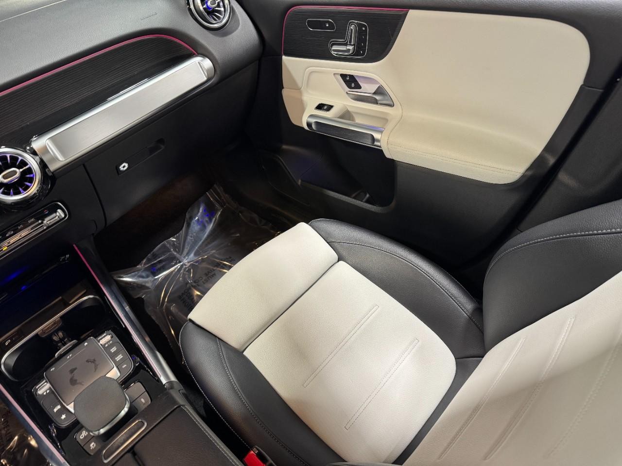 Mercedes-Benz GLB Vehicle Full-screen Gallery Image 17