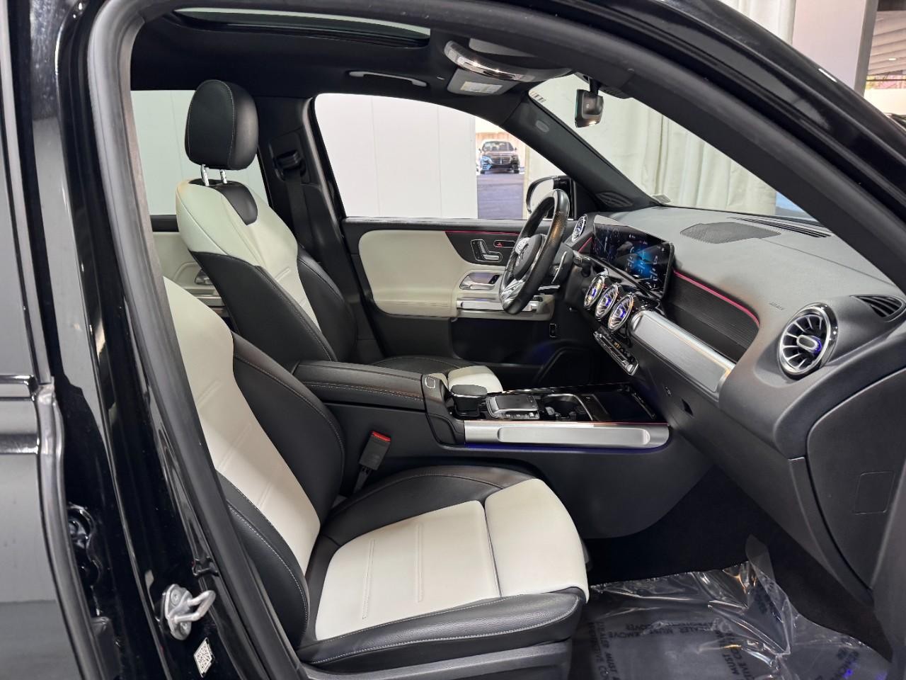 Mercedes-Benz GLB Vehicle Full-screen Gallery Image 18