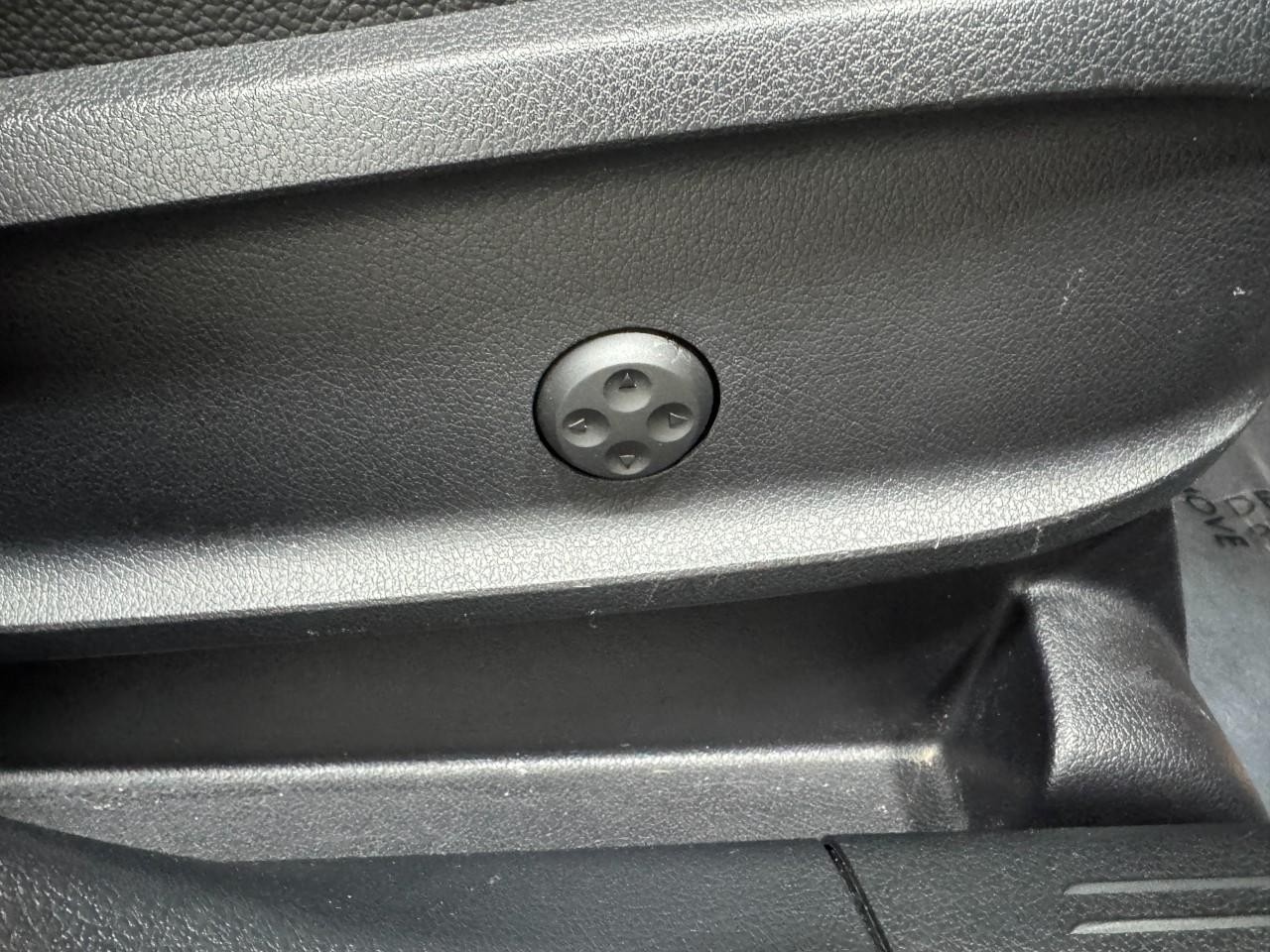 Mercedes-Benz GLB Vehicle Full-screen Gallery Image 20