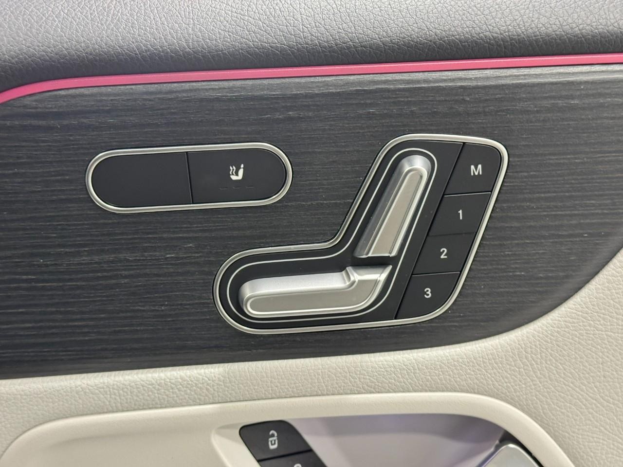 Mercedes-Benz GLB Vehicle Full-screen Gallery Image 21