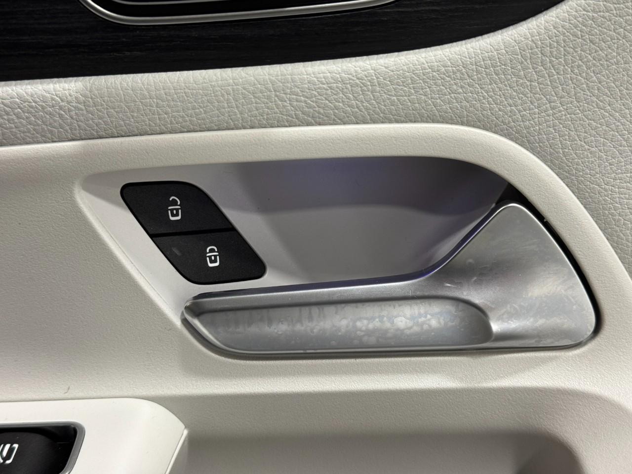 Mercedes-Benz GLB Vehicle Full-screen Gallery Image 22