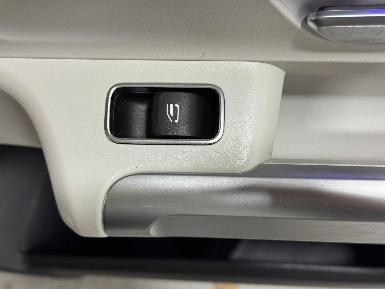 Mercedes-Benz GLB Vehicle Full-screen Gallery Image 23