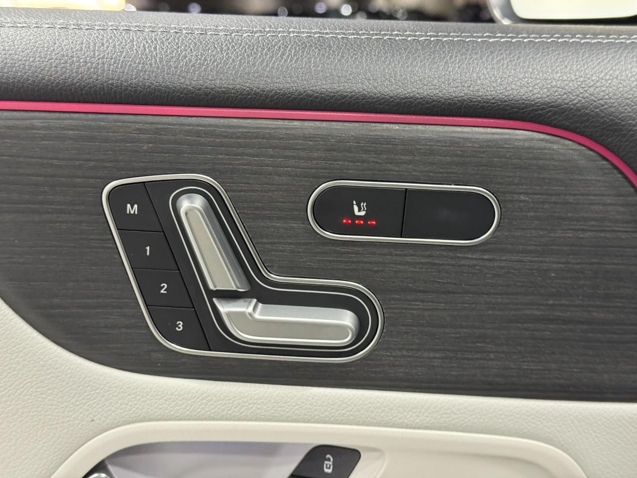 Mercedes-Benz GLB Vehicle Full-screen Gallery Image 24