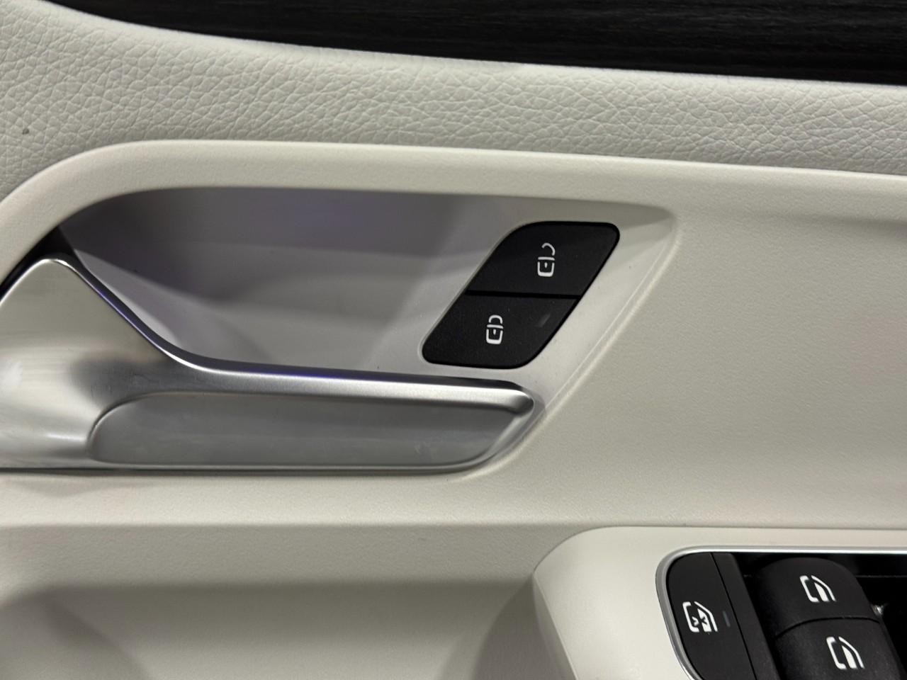 Mercedes-Benz GLB Vehicle Full-screen Gallery Image 25