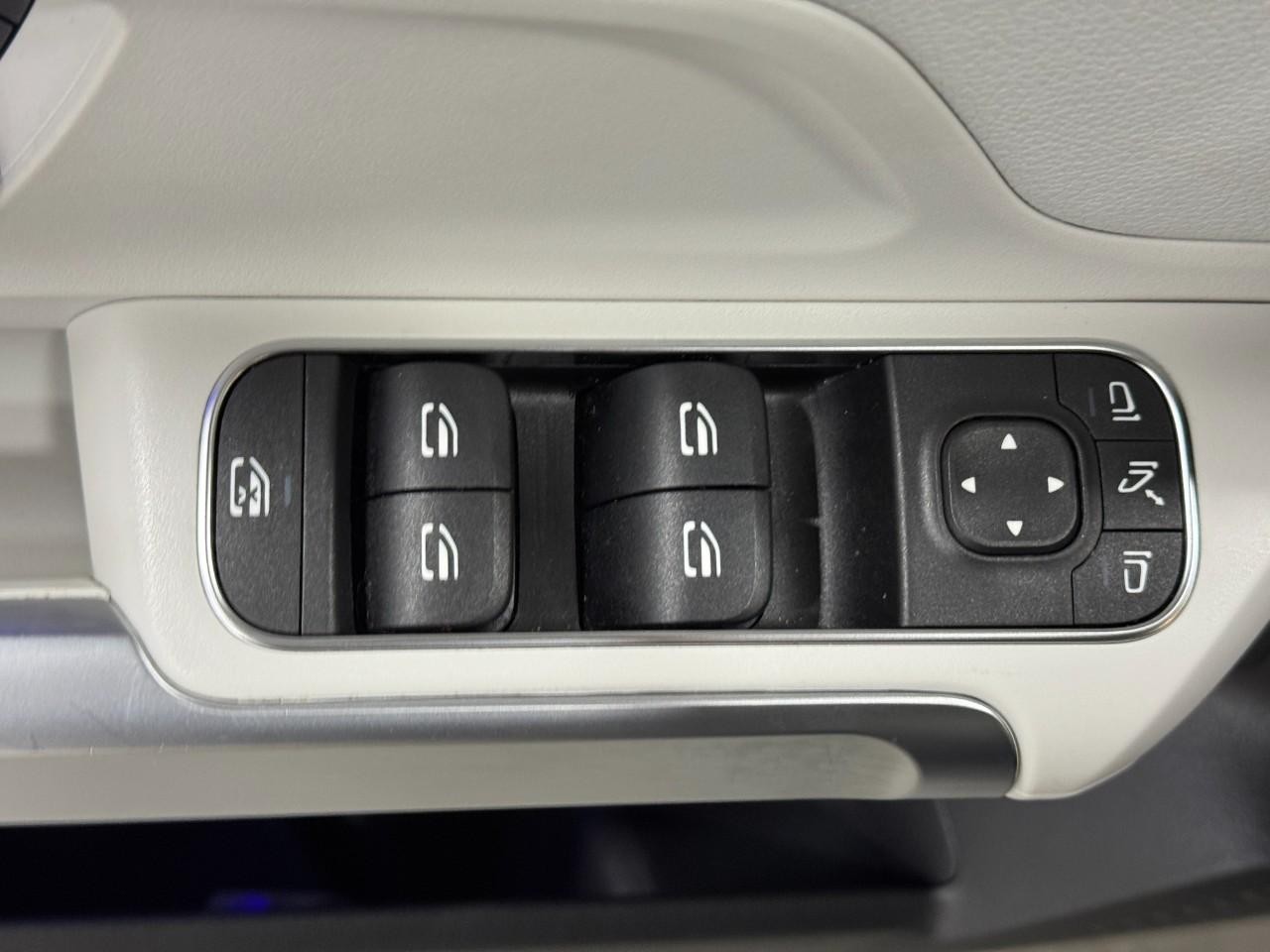 Mercedes-Benz GLB Vehicle Full-screen Gallery Image 26