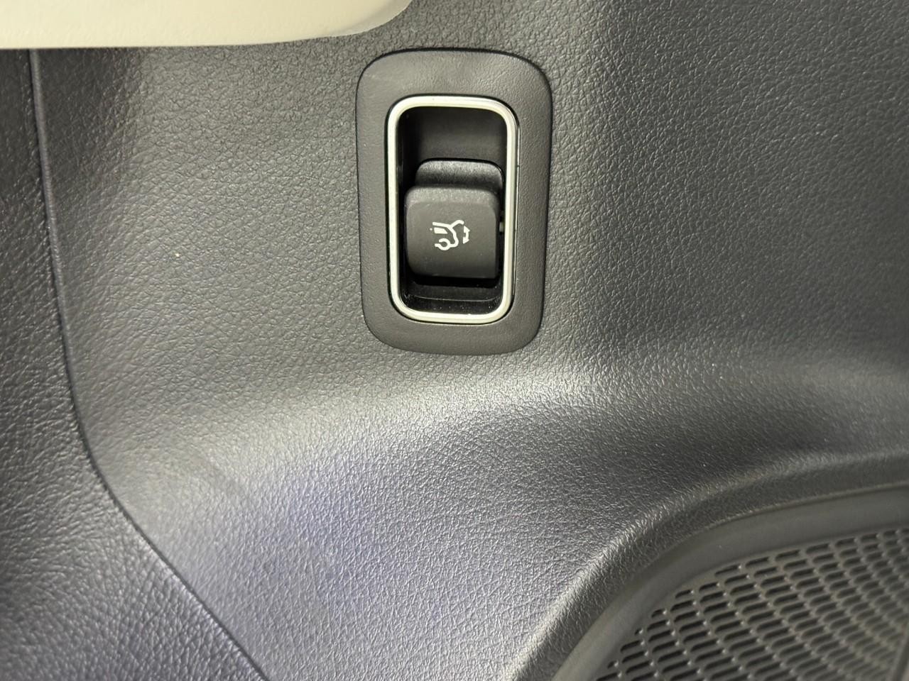 Mercedes-Benz GLB Vehicle Full-screen Gallery Image 27