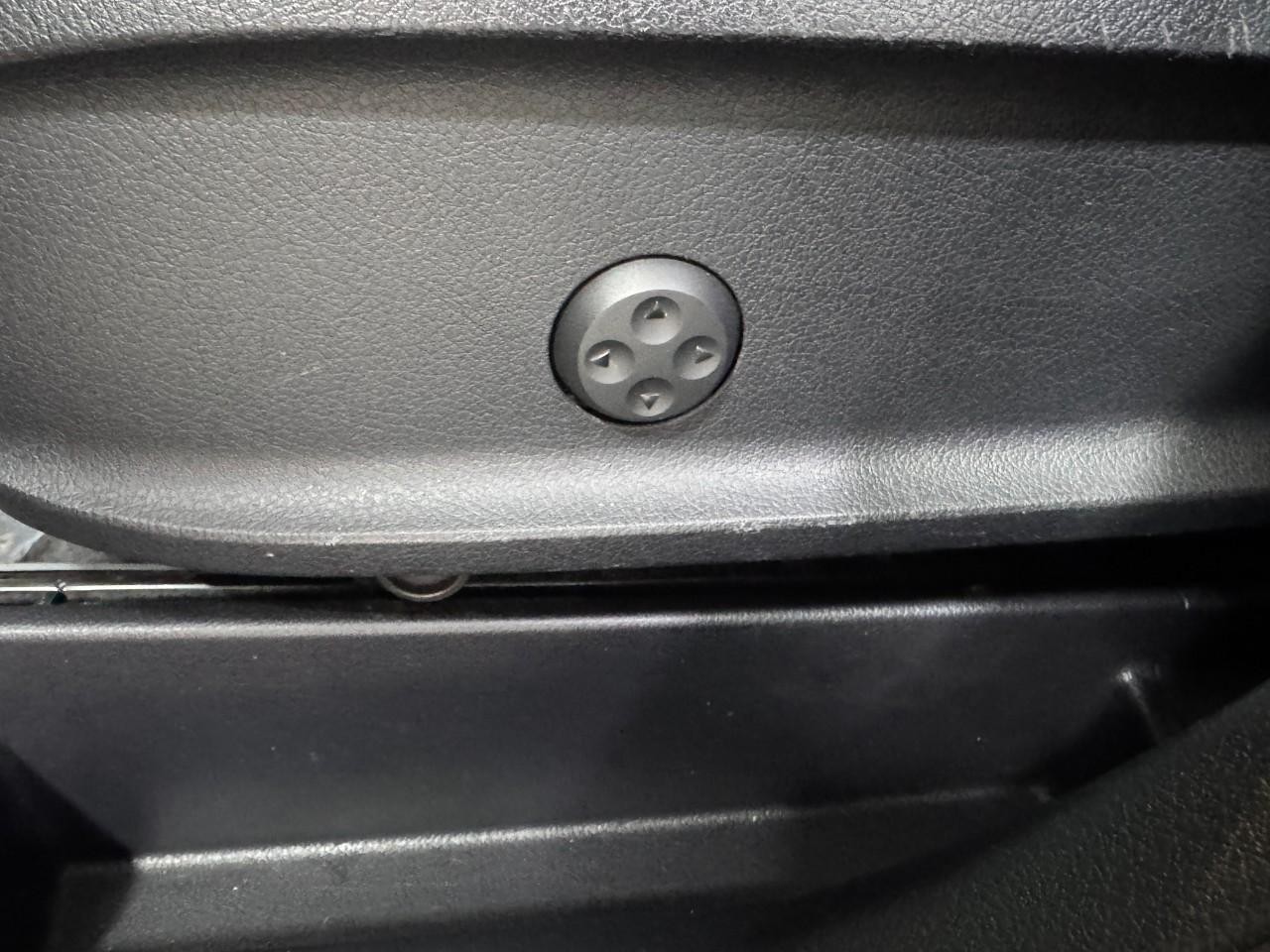 Mercedes-Benz GLB Vehicle Full-screen Gallery Image 30