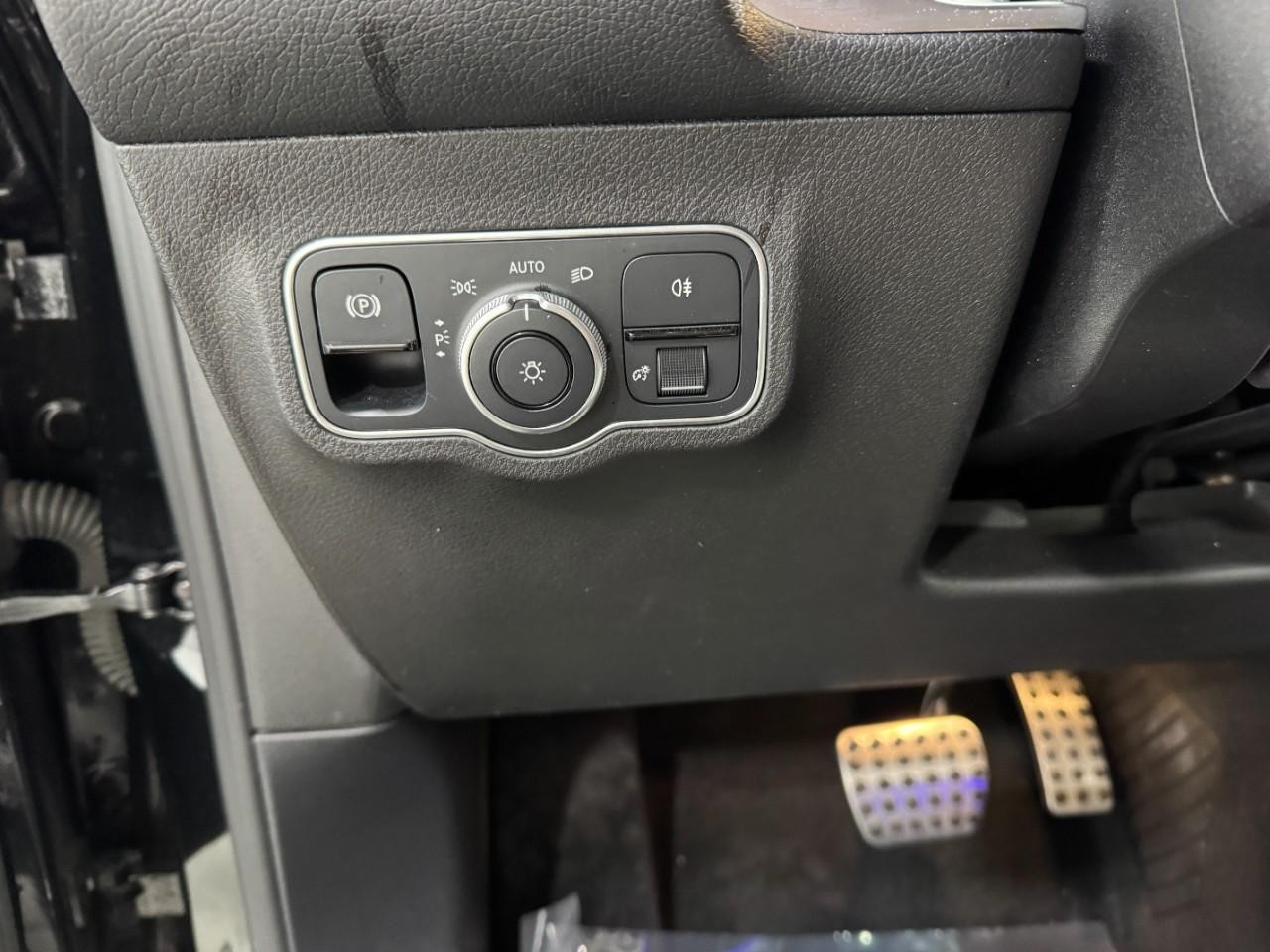 Mercedes-Benz GLB Vehicle Full-screen Gallery Image 32