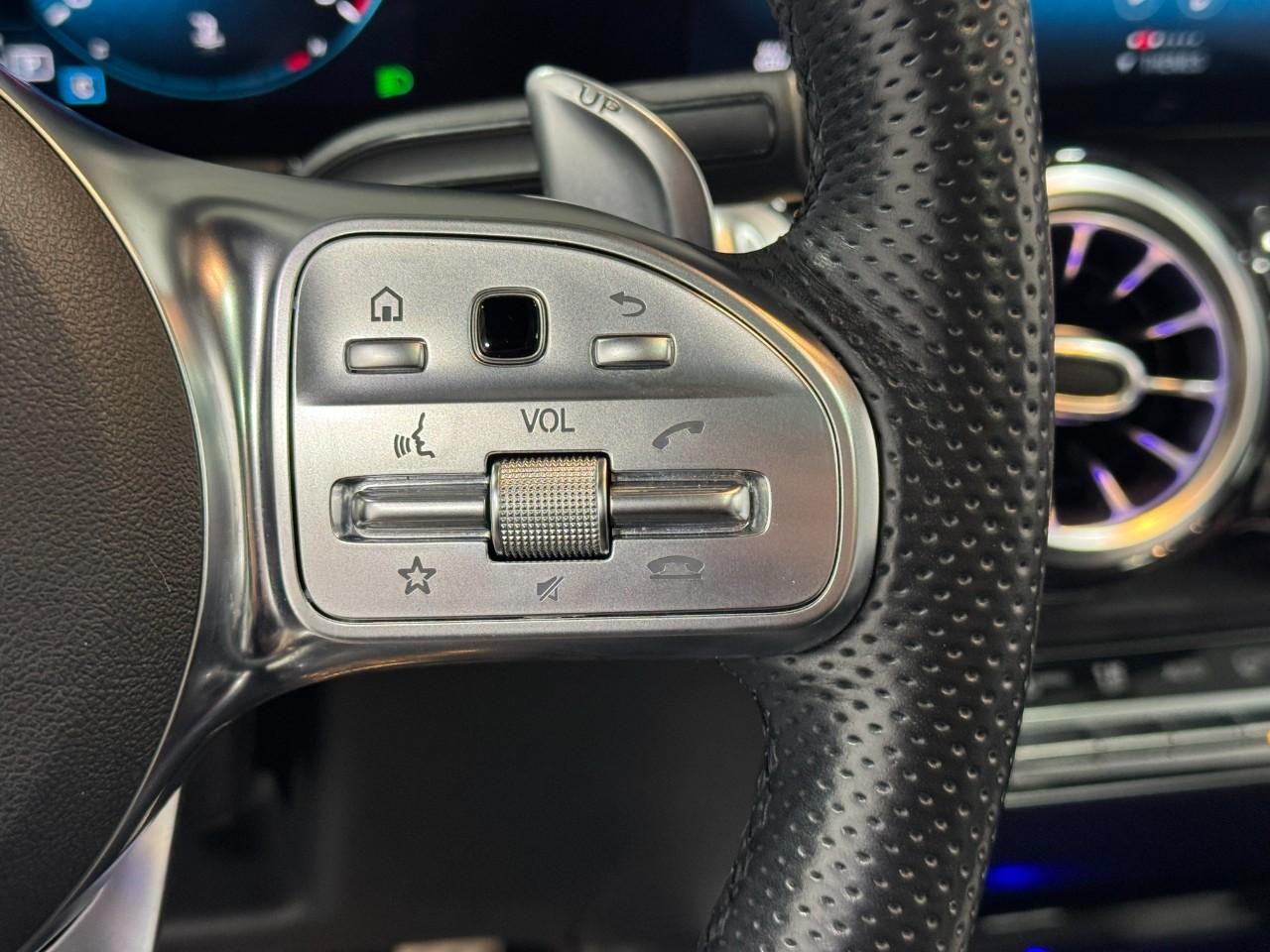 Mercedes-Benz GLB Vehicle Full-screen Gallery Image 34