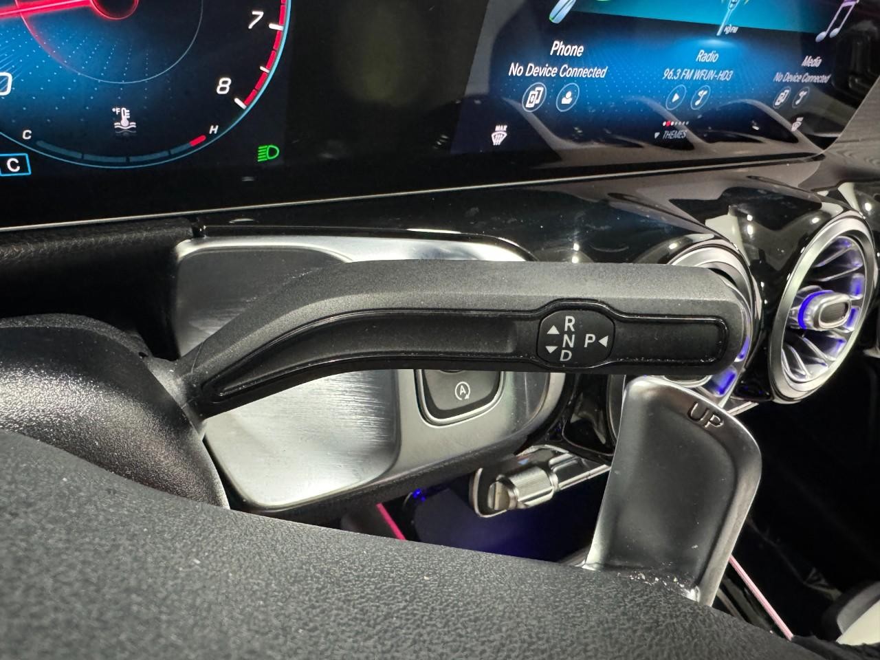 Mercedes-Benz GLB Vehicle Full-screen Gallery Image 36