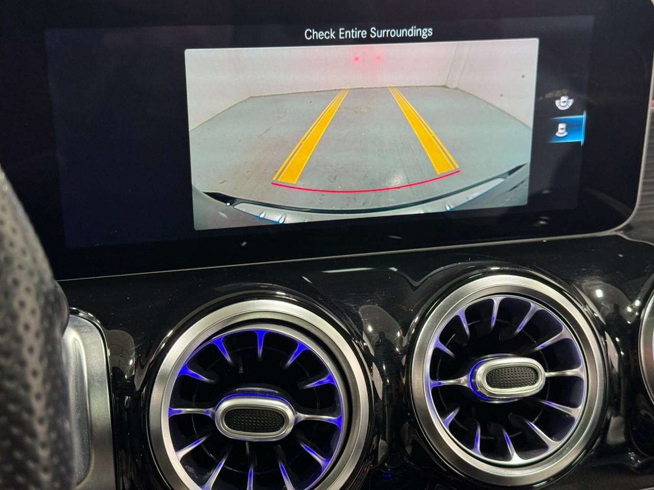 Mercedes-Benz GLB Vehicle Full-screen Gallery Image 37