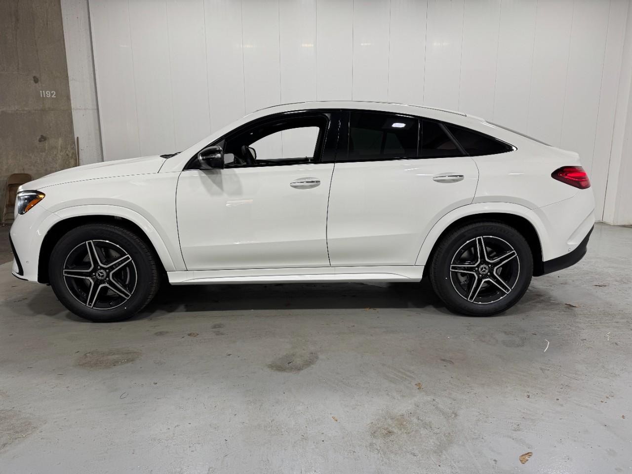 Mercedes-Benz GLE Vehicle Full-screen Gallery Image 2