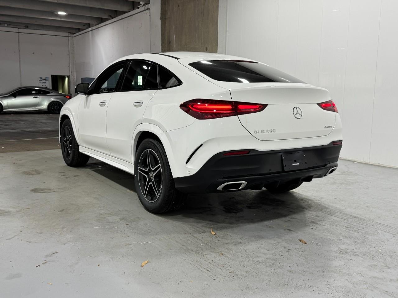 Mercedes-Benz GLE Vehicle Full-screen Gallery Image 3