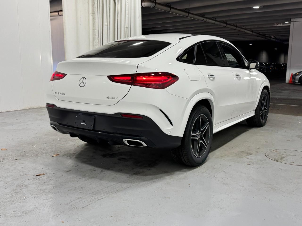 Mercedes-Benz GLE Vehicle Full-screen Gallery Image 4