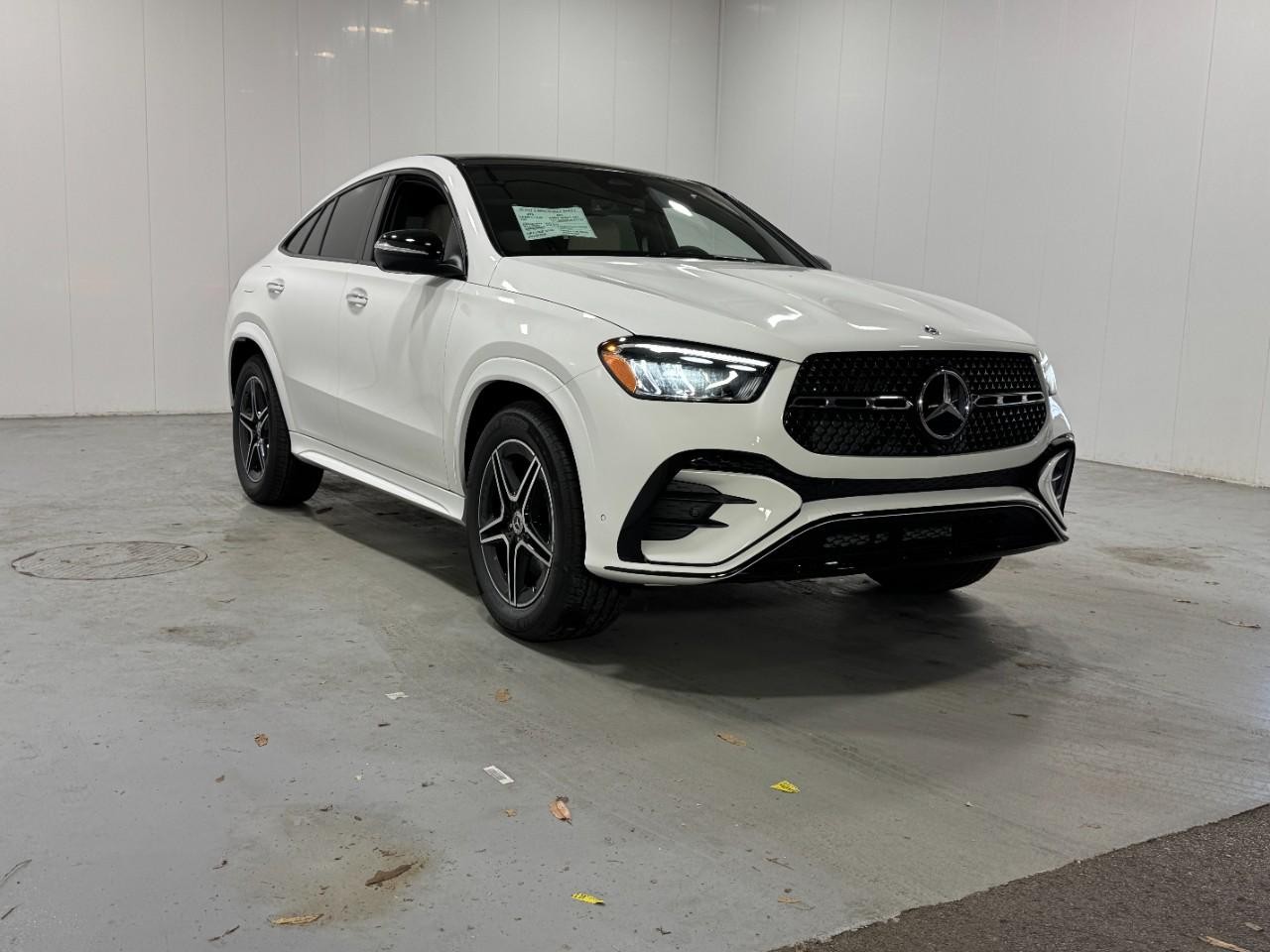 Mercedes-Benz GLE Vehicle Full-screen Gallery Image 6