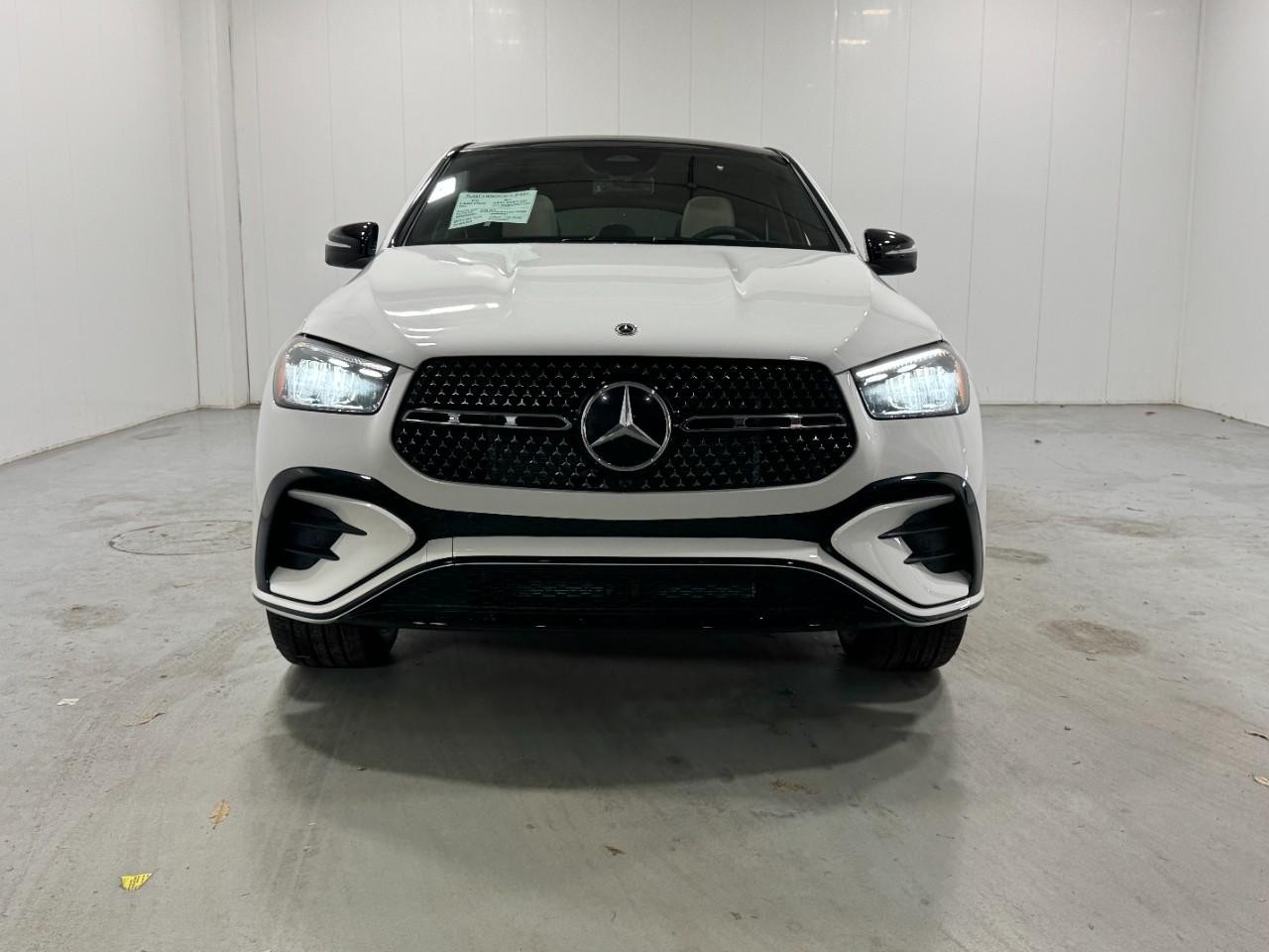 Mercedes-Benz GLE Vehicle Full-screen Gallery Image 7