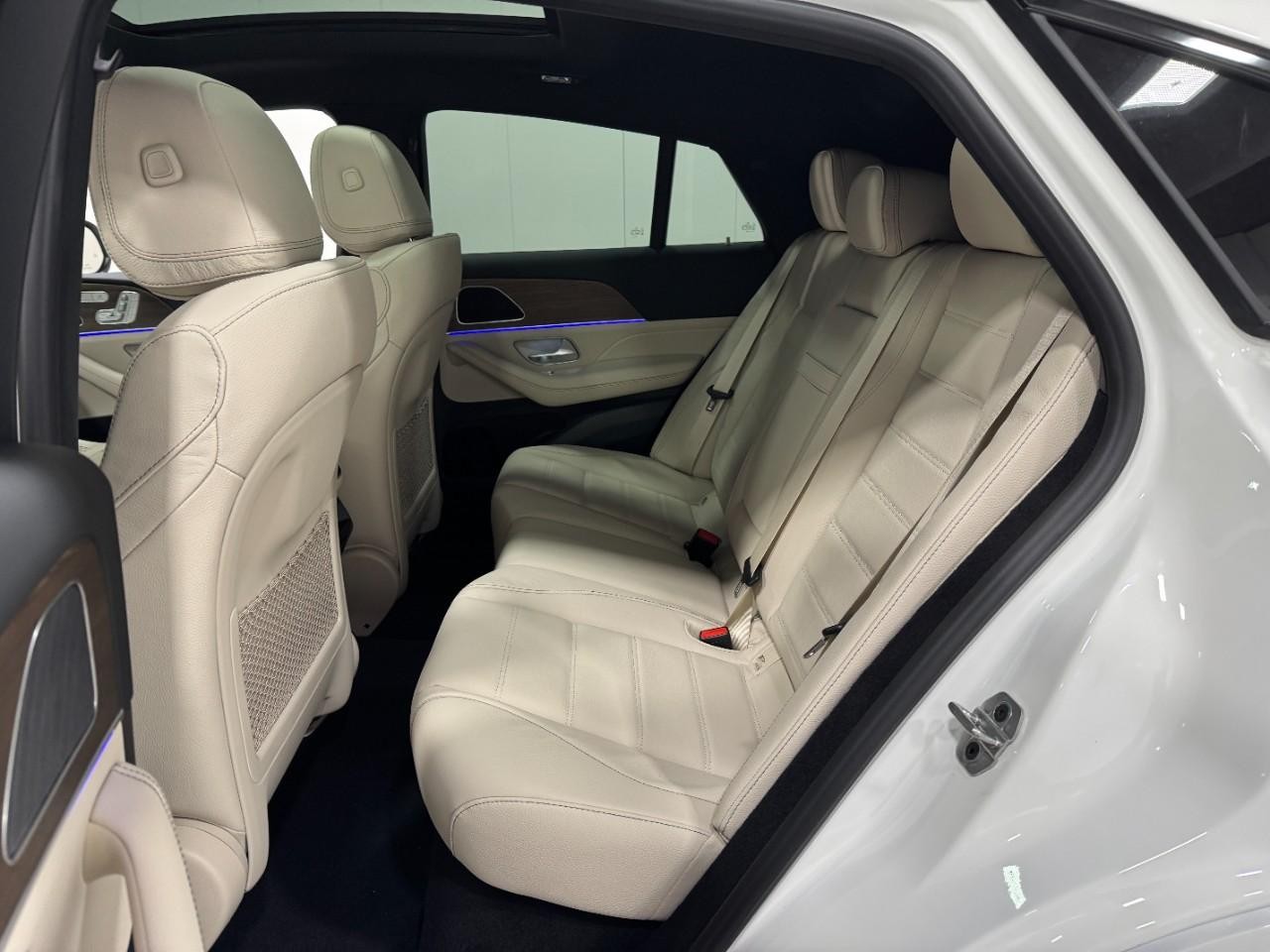 Mercedes-Benz GLE Vehicle Full-screen Gallery Image 8