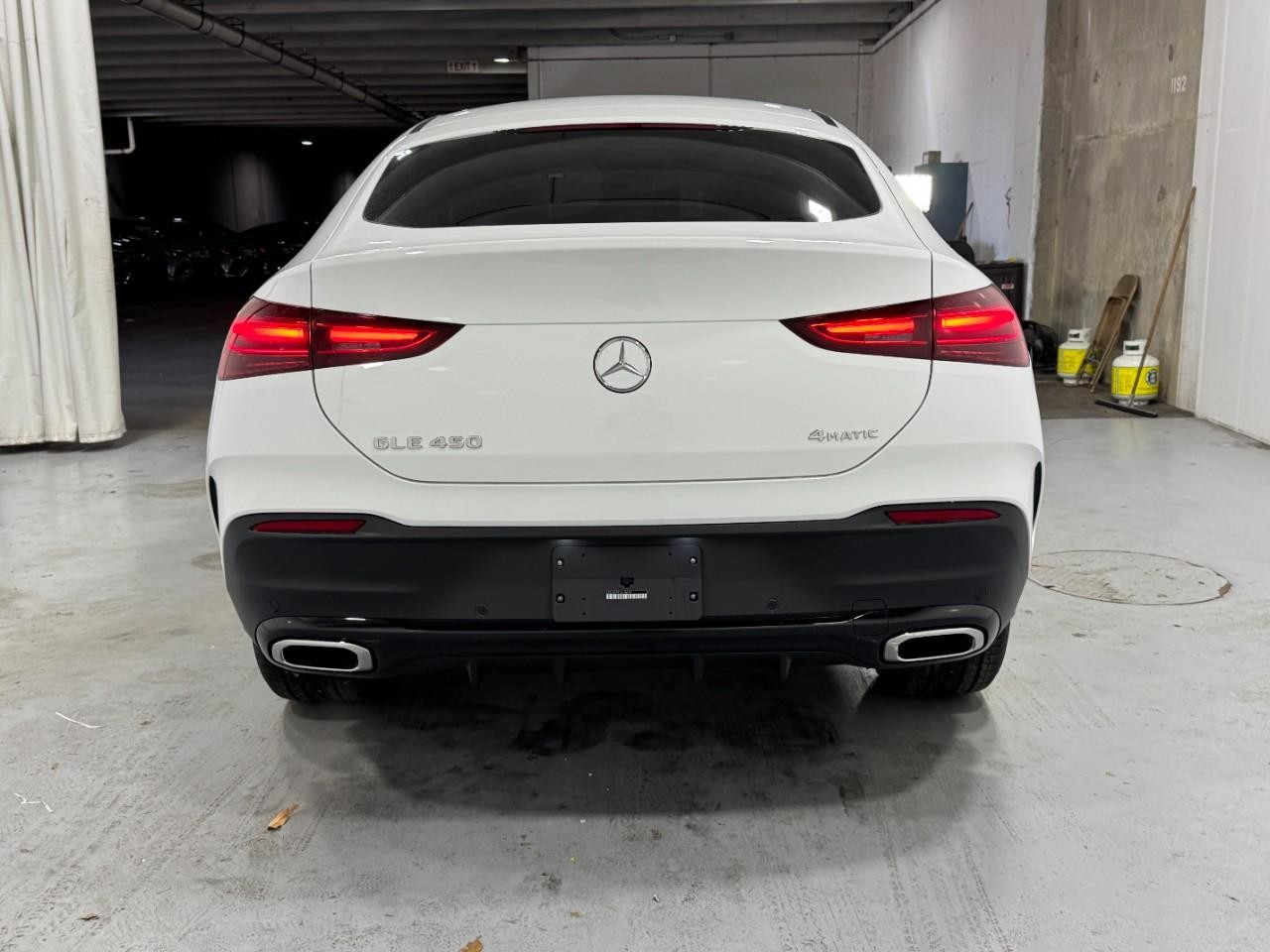 Mercedes-Benz GLE Vehicle Full-screen Gallery Image 9