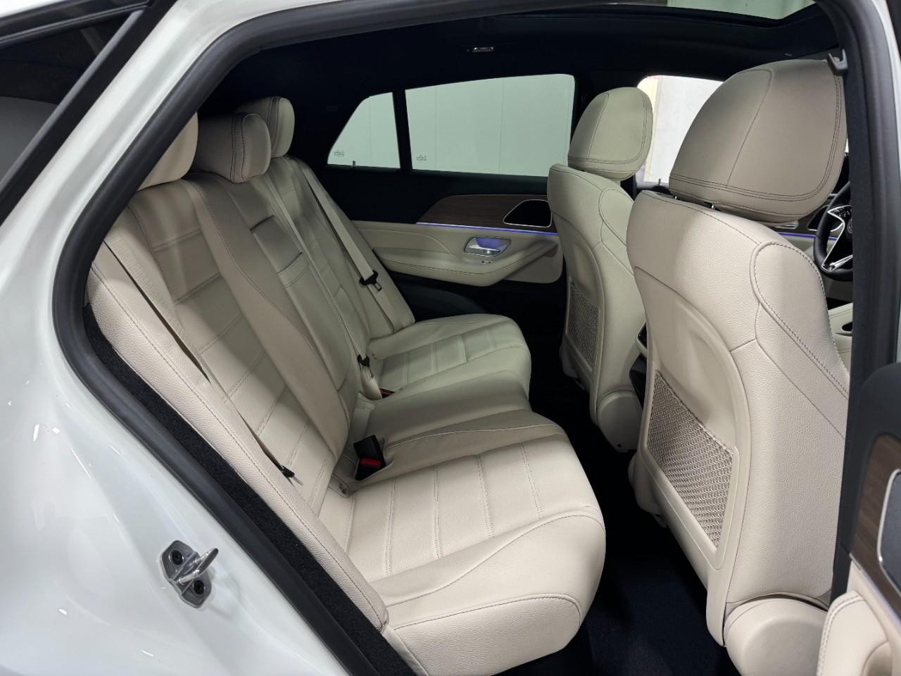 Mercedes-Benz GLE Vehicle Full-screen Gallery Image 10