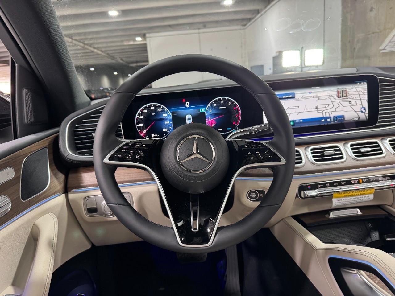 Mercedes-Benz GLE Vehicle Full-screen Gallery Image 13