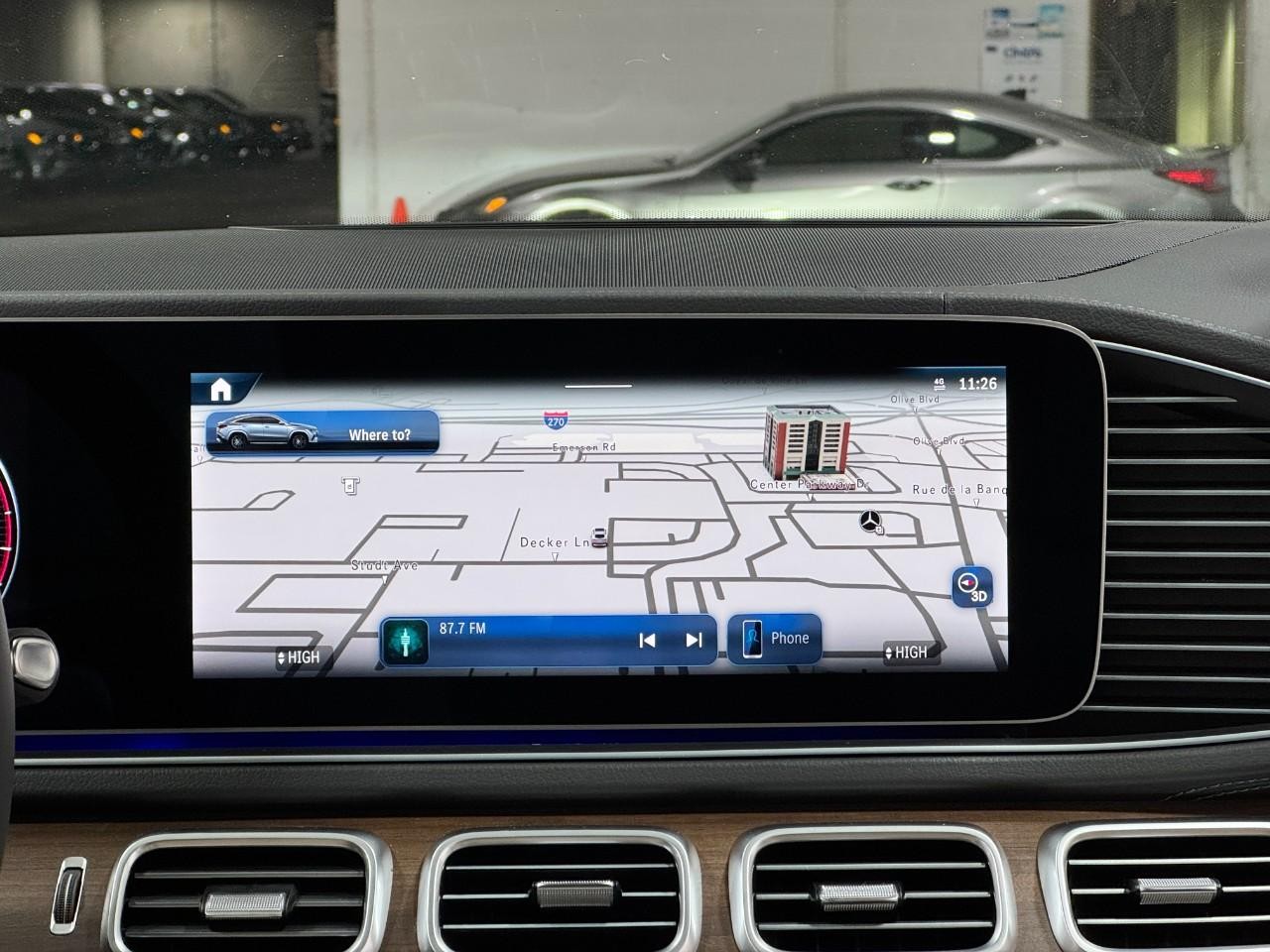 Mercedes-Benz GLE Vehicle Full-screen Gallery Image 14